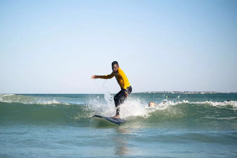 ADULT-LESSONS_SURFER-RIDING-A-WAVE-Stoked-Surf_school