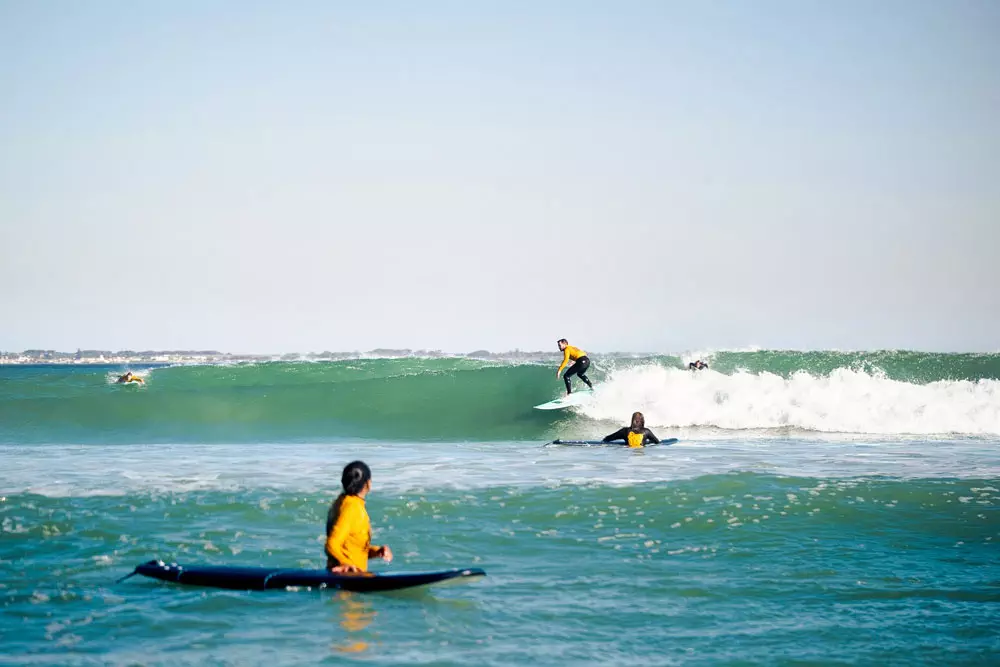INTERMEDIATE-LESSONS_RIDING-FACE-OF-WAVE-Stoked-Sorf-School