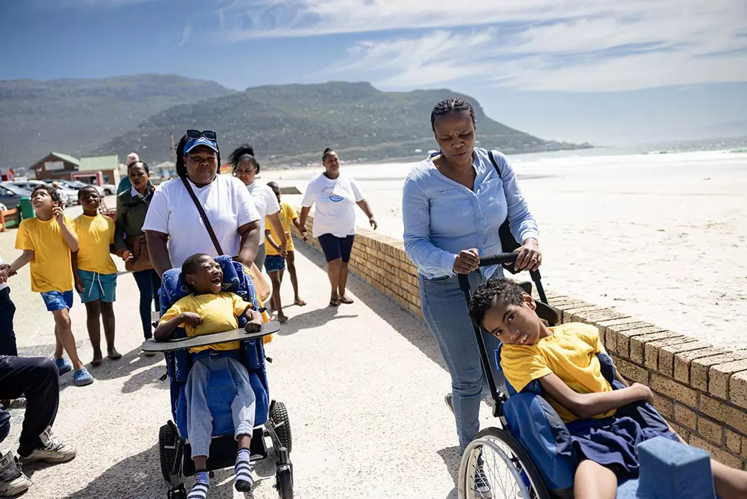 ss-kids-carers-walking-to-beach-blog-img1